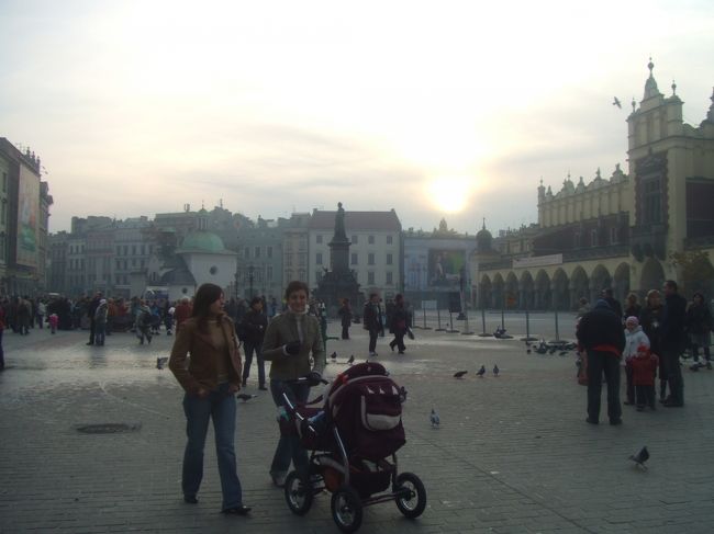 <br />ヨーロッパ！　思わずそう感じずにはいられない。<br /><br />クラコフ旧市街の広場。<br />自由都市いう言葉がぴったりだ。<br />