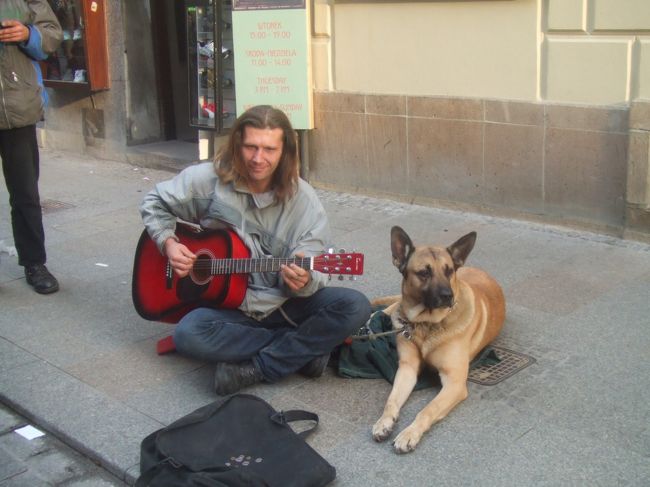 <br />旧市街で歌っていた兄ちゃんと犬<br /><br />あまりに気持ちよさそうに歌っていたのと、犬が行儀よく座っているのが面白くて写真を撮らせてもらった。