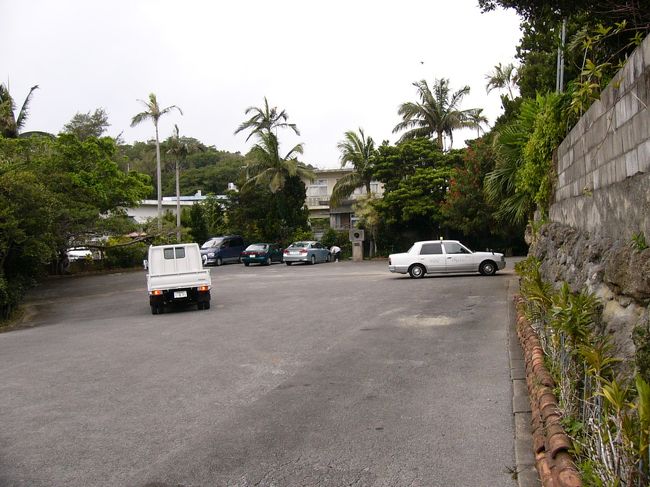 道なりにいくと先ず駐車場です。<br />バスも止められるくらい広いです。