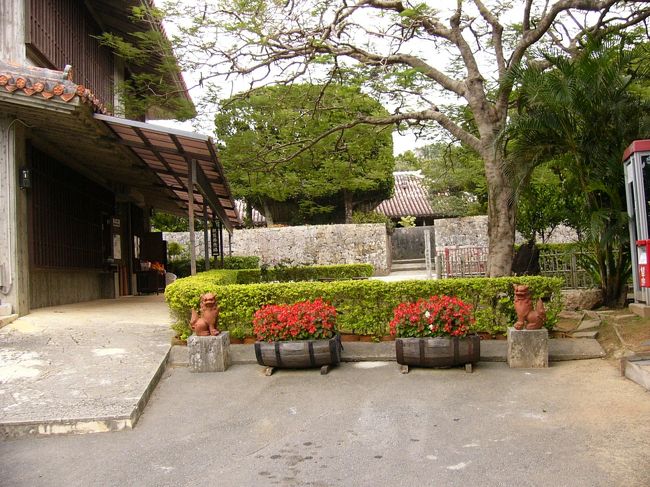 左に写っているのが受付と帰りにお茶菓子の頂ける休憩所のような所です。お土産も売っています。<br /><br />中村家の外観に影響しないよう屋根瓦や外壁などの建材の色などが配慮されています。<br />ここだけ見るとそういうことは分からないのですが、敷地内の庭を巡って小高い所に上ると、赤い琉球瓦の中村家の雰囲気を壊す事無く実にバランスよくこの建物が建てられている事に感心します。眼に入る物が古い中村家にマッチしているのです。