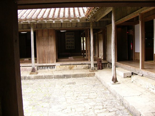 中に入ると石畳の中庭を囲んでこういう風景が目に入ります。