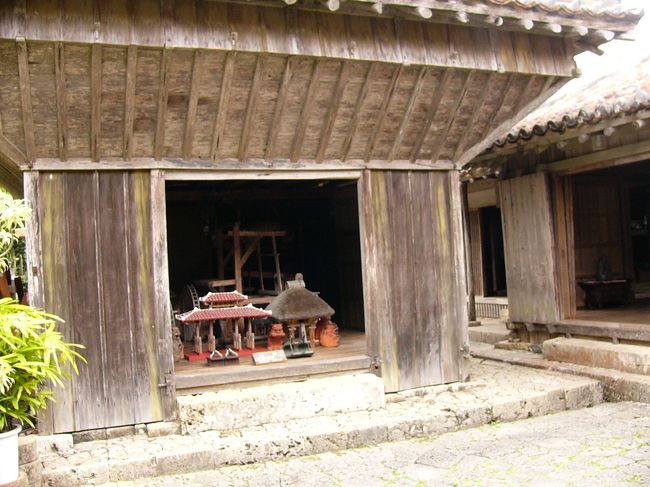 倉庫に使っていたのではないかと思われます。<br /><br />これを見るうちにはっと思い出したのですが、パティオにこういう感じというのは、バリ島なんかの民家です。中国の四合院もこんな感じでした。<br />本当は何も無かったのかもしれませんが、バリではイベント用の高床式舞台とか別棟の家とか建っている所がありましたし、四合院では井戸を囲んで家の建て増しが中庭を狭くしていました。元から倉庫を設置するのが沖縄スタイルなのかどうかは分かりませんが、経年して家が豊かになって倉庫が建っていたなら素敵な事です。雰囲気がいいので勝手な発想が次々湧いてきます。