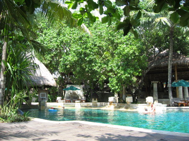 ノボテルブノアのプール。こじんまりとしたホテルですがスタッフの対応もよく快適に過ごせました。