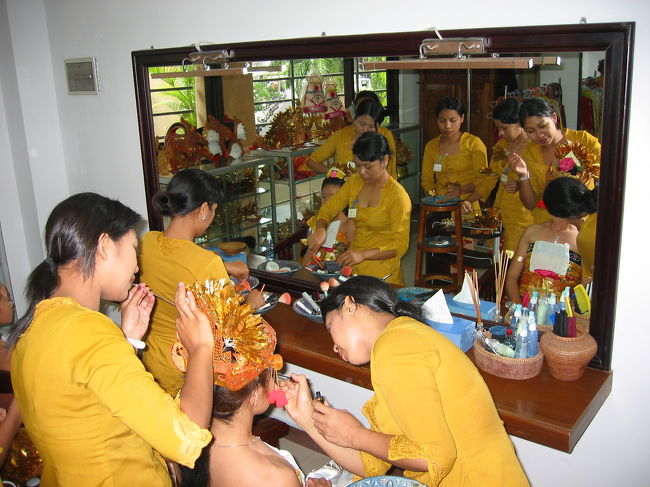 バリ民族衣装を着ての記念撮影！これが本格的です・・本当に！