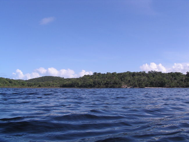 本当に水面は真っ黒。<br />ここから車で１０分も走れば、澄んだ青い海なのですがね・・。