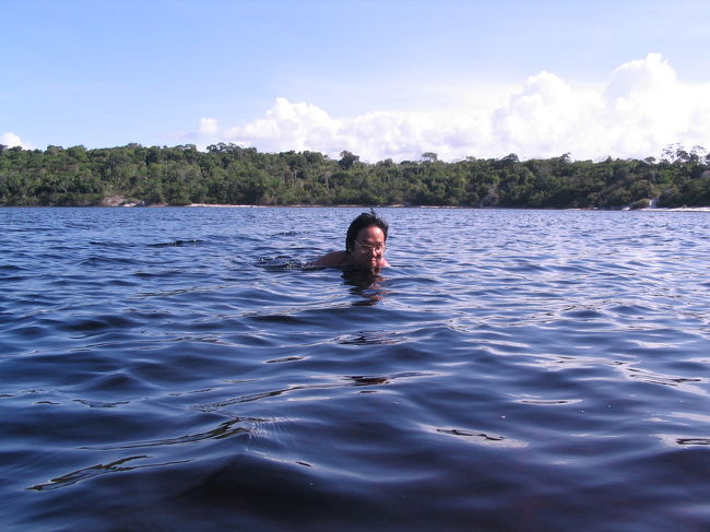 勇気を出して泳いで見ましたが。水中がまったく見えないのでちょっと怖かった。