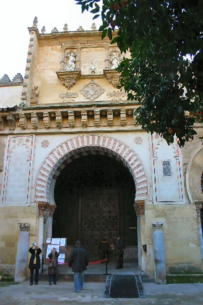 メスキータは日曜なんかに行くとミサを行っているのでタダで入ることができる。ひとり1,000円見当だから、朝早く行くとおトク。