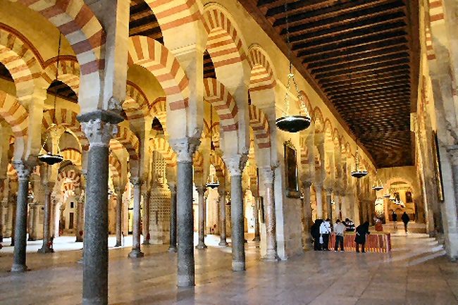 内部に入ると、大理石と赤煉瓦を組み合わせたアーチがどこまでも広がる。これは壮観。場所によって、つくられた年代がちがうから、アーチの形なども微妙に異なっている。