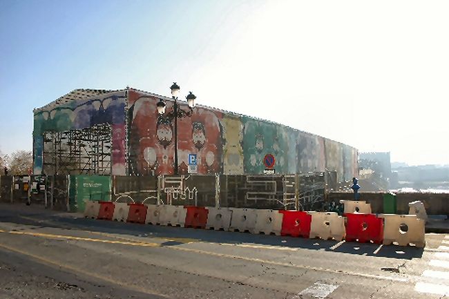 メスキータは円柱の森を見ていると、だんだん飽きる。数百本の円柱は見ると驚くが、だんだん慣れる。1時間もあれば十分かな。外から眺めようとローマ橋に向かったら、修復中で渡れず、、、