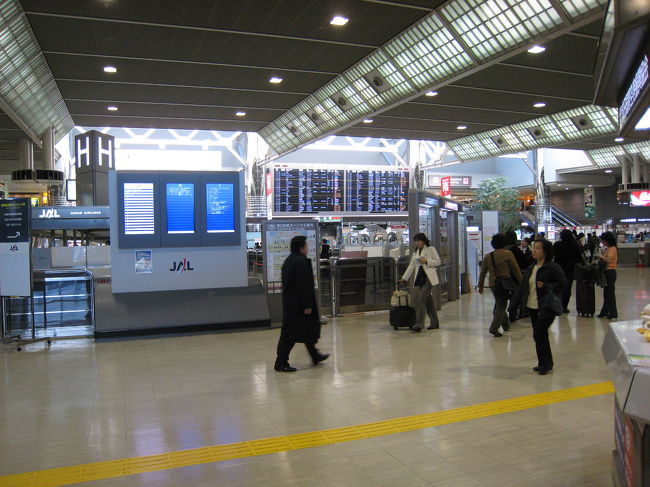 成田に着きました。娘とＨカウンター付近で落ち合い、全員集合しました。<br />いやがおうにも気分は高まります。