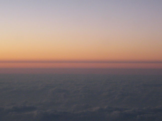 沖縄上空付近の夕暮れです。<br />西に向かっているので、なかなか陽が沈みません。<br />夕焼けを長く楽しむことができました。