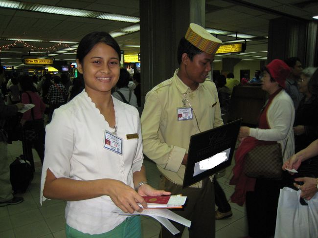 いよいよデンパサール空港に着きました。<br />今回のホテルもクラブ・インターコンチネンタル・バリにしましたので、空港でホテルスタッフがお出迎えです。<br />一人＄１０とパスポートを渡すと、ビザ手続き、入国審査、通関とすべて代行してくれます。私たち3人は、到着便乗客の列を尻目に、特別イミグレ・カウンターを通り抜け、ホテルのクラブルームでバゲージ到着を待ってました。<br />楽だー、これは。