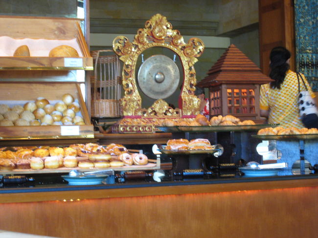 ２日目の朝食は、「タマンギタ」レストランを選びました。前回のウォーターメロン･ジュース（すいかの生ジュースですが）がとてもおいしかったので。<br />ここでは、すいか、メロン、パイナップル、パパイアなどのフレッシュジュースをその場で作ってくれます。<br />なんでもないようなことが、すごくうれしく感じられます