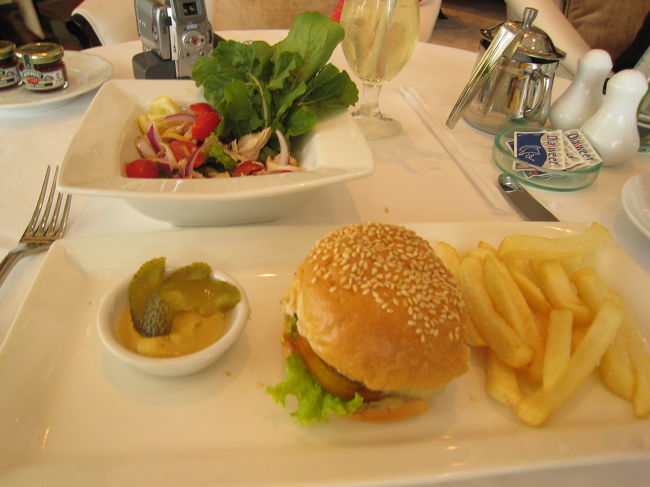 ランチをクラブルームでとりました。<br />私は、ビーフ・ハンバーガーです。
