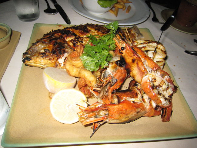 夕食は、プールガーデン･レストランで。イカンバカール（焼き魚）にしました。<br />実は、隣のジンバランカフェに出向いたのですが、ものすごい人の数で、料理をオーダーして一時間以上待っても来ないので、キャンセルしてホテルでイカンバカールしました。