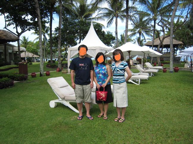 シンガラジャレストランでの朝食後、散歩です。<br />今日の予定を話しながら広い庭を歩くのも楽しみです。