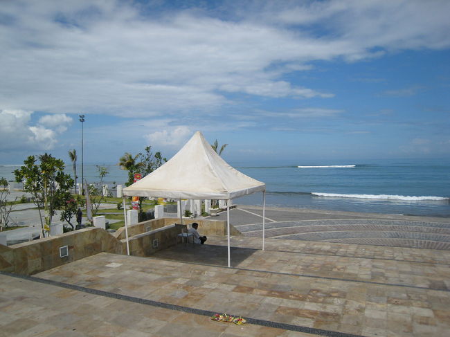 入口反対側は、クタビーチに面しています。<br />キレイな海を見ることができます。