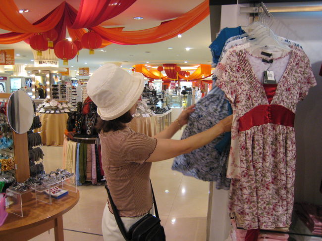 ショッピング中です。<br />今年の夏に着るのかな？<br />あと５ヵ月後に。