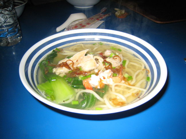 お昼は、最上階のフードコートで食べました。<br />隣のゲームセンターからの音がものすごく、話が通じないくらいでした。