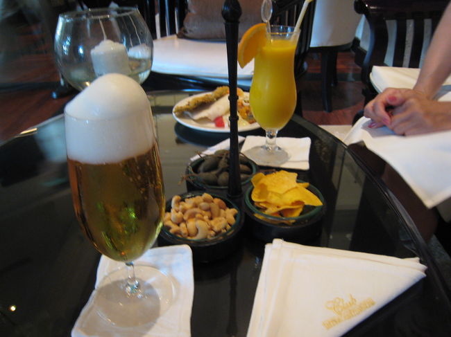 今日は、日中出かけたので夜はクラブルームに行きました。<br />まず、カクテルタイムのビールですね。インドネシアの「ビンタンビール」です。おいしいですよ。<br />