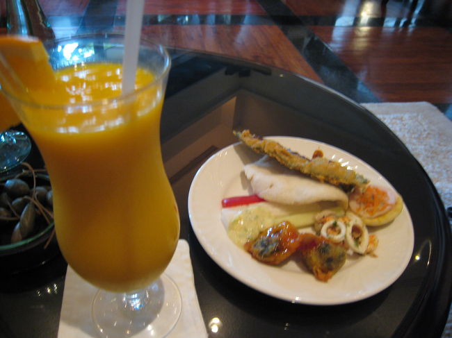 洗練された調度品のある落ち着いたクラブルームで、おつまみを少しいただいて、ビール、シャンパン、カクテルなどをいただく、至福のひとときです。