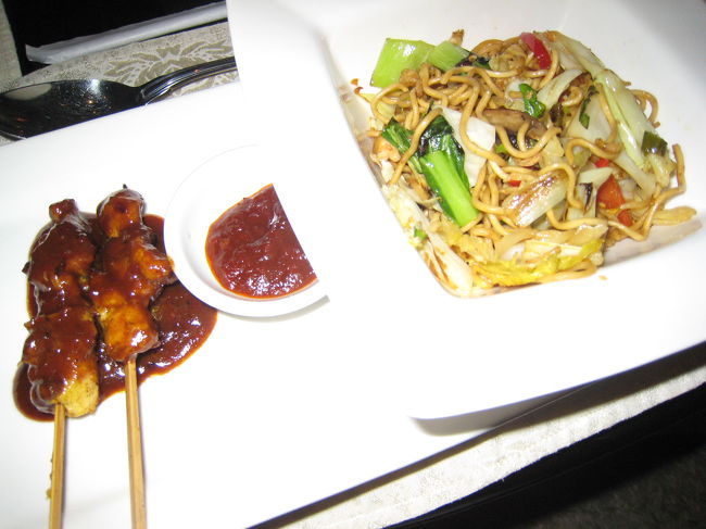 食事は、軽食メニューの中からサテ＆ミーゴレンのセットを選びました。<br />少な目の量ですが、すでにアルコールとおつまみをいただいているので、これで十分です。