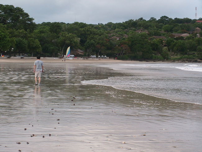 毎朝恒例のウォーキングですが、今日は、園内ではなくビーチ沿いも歩きました。<br />靴に砂が入ってしまうかな、と思っていましたがまったくそのようなことはありませんでした。<br />土の道路を歩くのと同じでした。