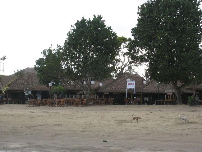 インターコンチとなりのイカンバカール・レストランです。朝ですから、ひっそりしています。