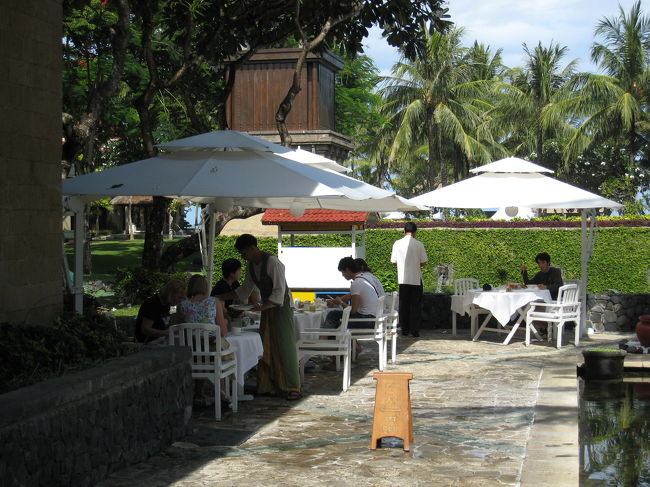 外側の席で食事をする人もいます。<br />このシチュエーションがビーチサイドであればもっと素敵なのですが。