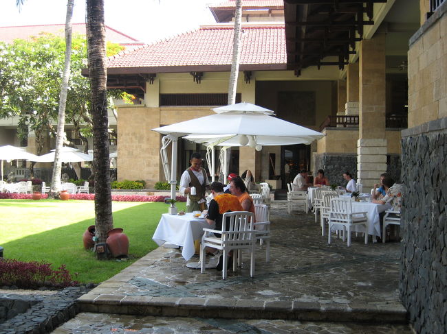 写真の奥に小さくスタッフが写っているところがクラブルームの入口です。