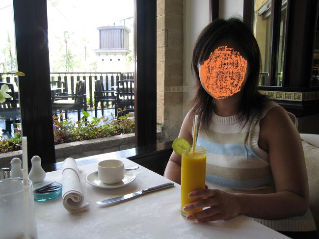 プールのあとは、フレッシュ・マンゴージュースです。たまりません、このうまさは。（なんだか、ビールのＣＭみたいですが）。