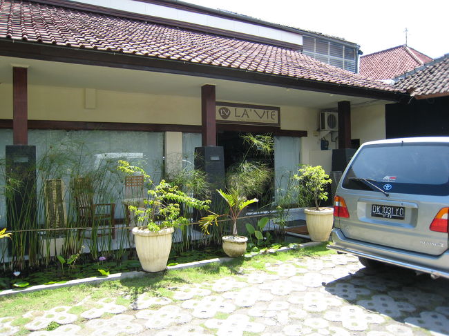 午後はマッサージに行きました。ホテルからクルマで約１０分ほどのところにある「ラ・ヴィ」という名の施設でした。ラ・ヴィのスタッフが送迎をしてくれます。<br />タイ式と日本式（指圧）混合のマッサージでオイルを使用しないところが気に入りました。<br />２時間で￥2,700です。なんだか申し訳ないような。<br />私がいつも利用しているマッサージは、1時間￥5,400なので。