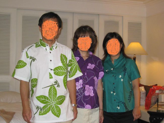 ホテル宿泊最後の夜ということで、娘が先日ハワイ島で見つけてきたくれたアロハシャツ（おみやげにもらいました）を着て、ホテルのイタリアンレストラン「ベラ・シンガラジャ」に行きました。<br />その前に記念写真を。パチリ。