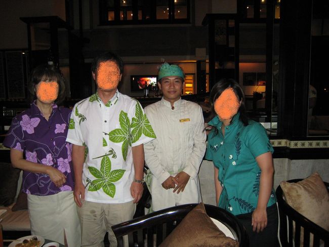 レストランに行く前に、クラブルームでスタッフとも、パチリ。