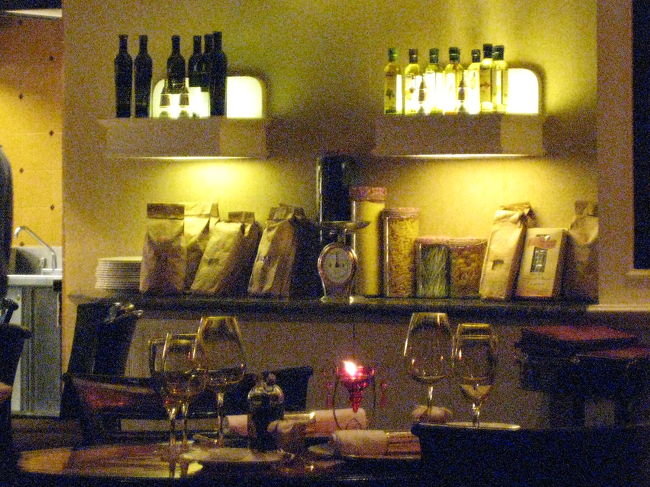 ベラ・シンガラジャは、なかなかゴージャスな雰囲気をもったレストランです。<br />料理もおいしかったです。