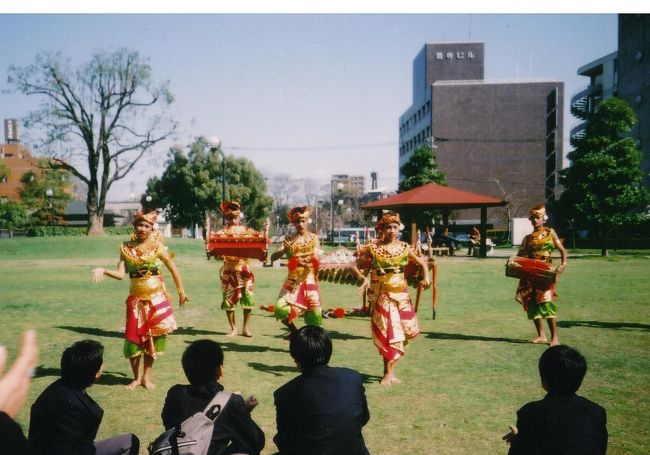 桜の花咲く公園で踊りをしました。