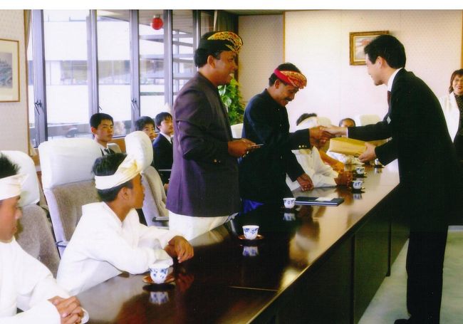 市長の歓迎の握手にみな、大喜び、感激していました。