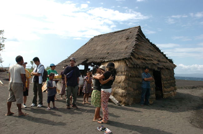 彼の奥さんと再会、涙ながらに彼女を慰めました。<br />息子が成長するまで奥さんの実家に戻り、成人したので夫の家に戻って塩作りをしていると聞きました。