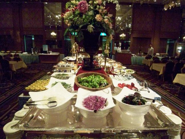 ディナーバイキング会場<br />入ってすぐにはサラダコーナー