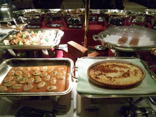 ハンバーグとライスグラタン<br />後ろにはローストチキンとフォカッチャ