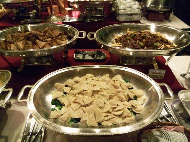 水餃子<br />後ろにはちまきと桜肉の炒め