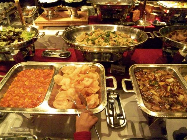 エビチリと固焼きそばの餡<br />後ろにはイカと野菜の炒め