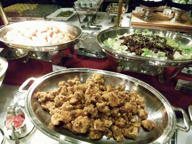 鶏の唐揚<br />後ろには海老すり身の揚げ物と牛肉のブラックビーンズ炒め