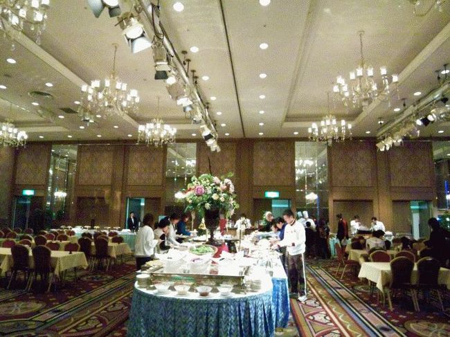 広く明るいバイキング会場<br />