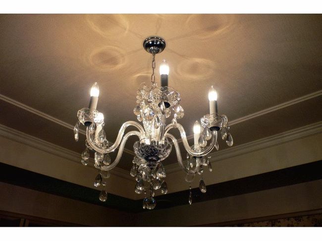 夜のお部屋のシャンデリアが綺麗