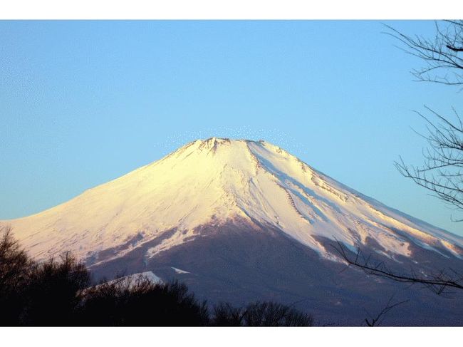輝きが増して、山頂から何かが放出されているようです