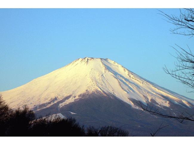 明るく輝く朝の富士山