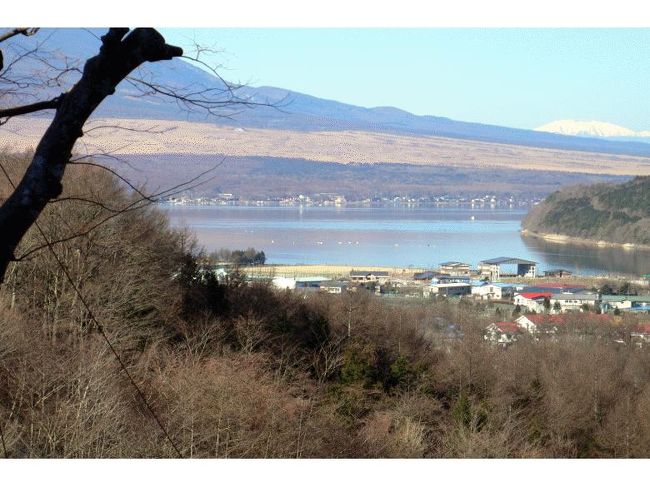 穏やかな湖面にワカサギ釣のボートが出てきました