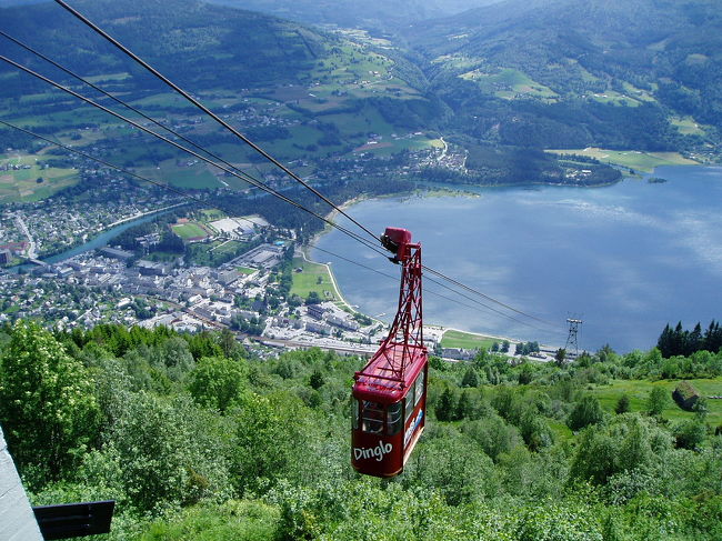 　ロープウェイに乗って夏のスキー場へ。