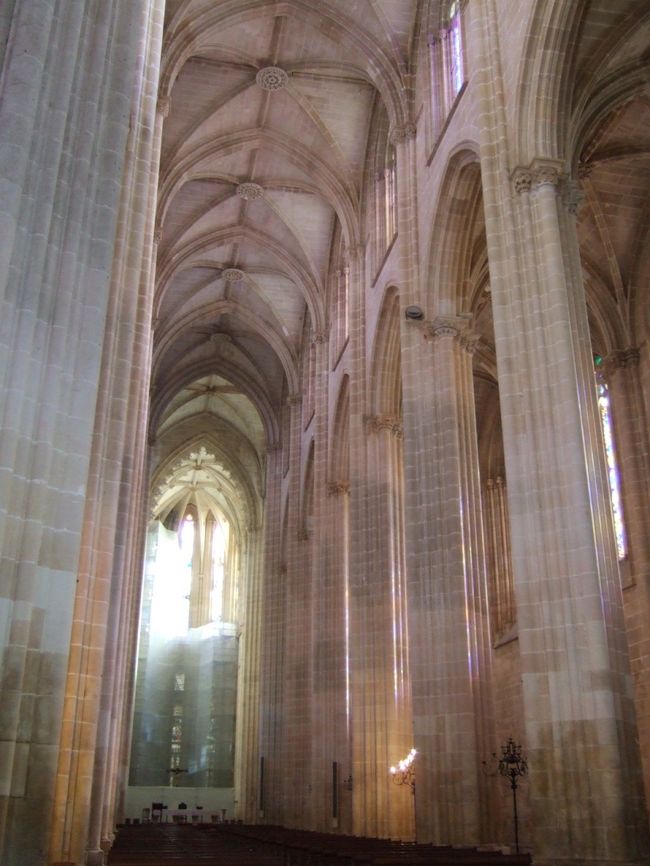 修道院の教会内部です。外装に比して、簡素なつくりになってます